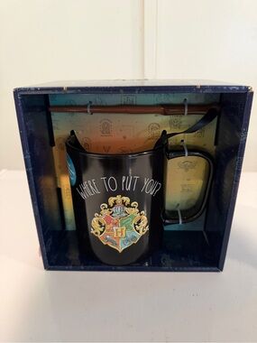 Black Hogwarts Crest Ceramic Mug with Decorative Wand Set